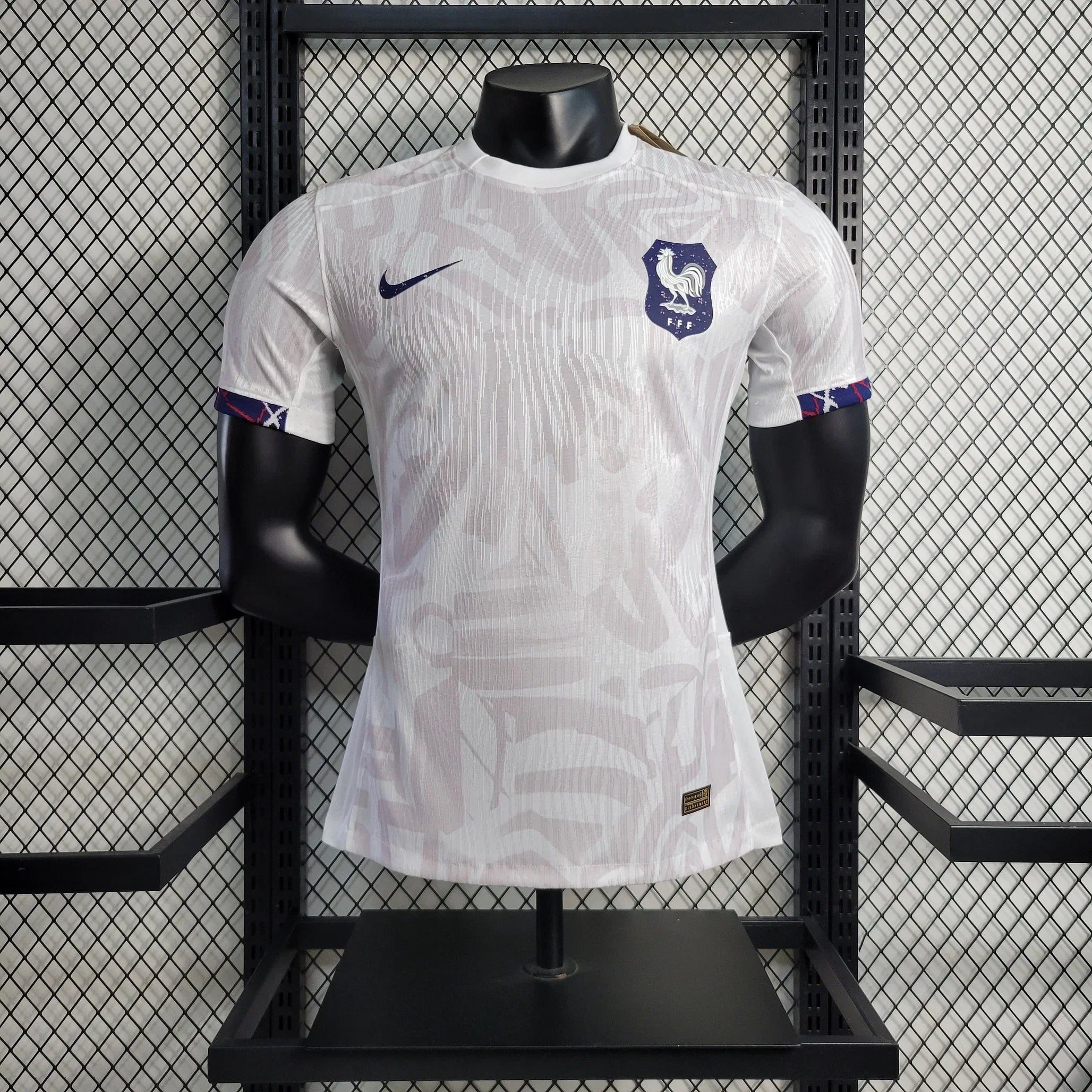Maillot de l'Équipe de France 2023-2024 Le 12, maillot de football bleu avec logo national et détails blancs.