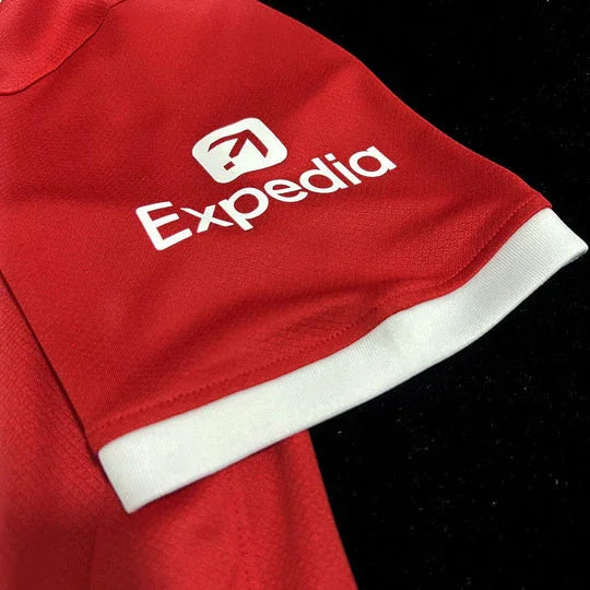 Maillot domicile Liverpool 2023 2024 Le 12 -ème Maillot, maillot de football rouge avec logo et détails du club.