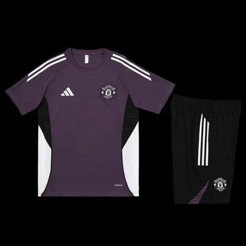 Ensemble Manchester United de la marque Le 12 -ème Maillot, maillot rouge avec logo et détails du club sur le devant.