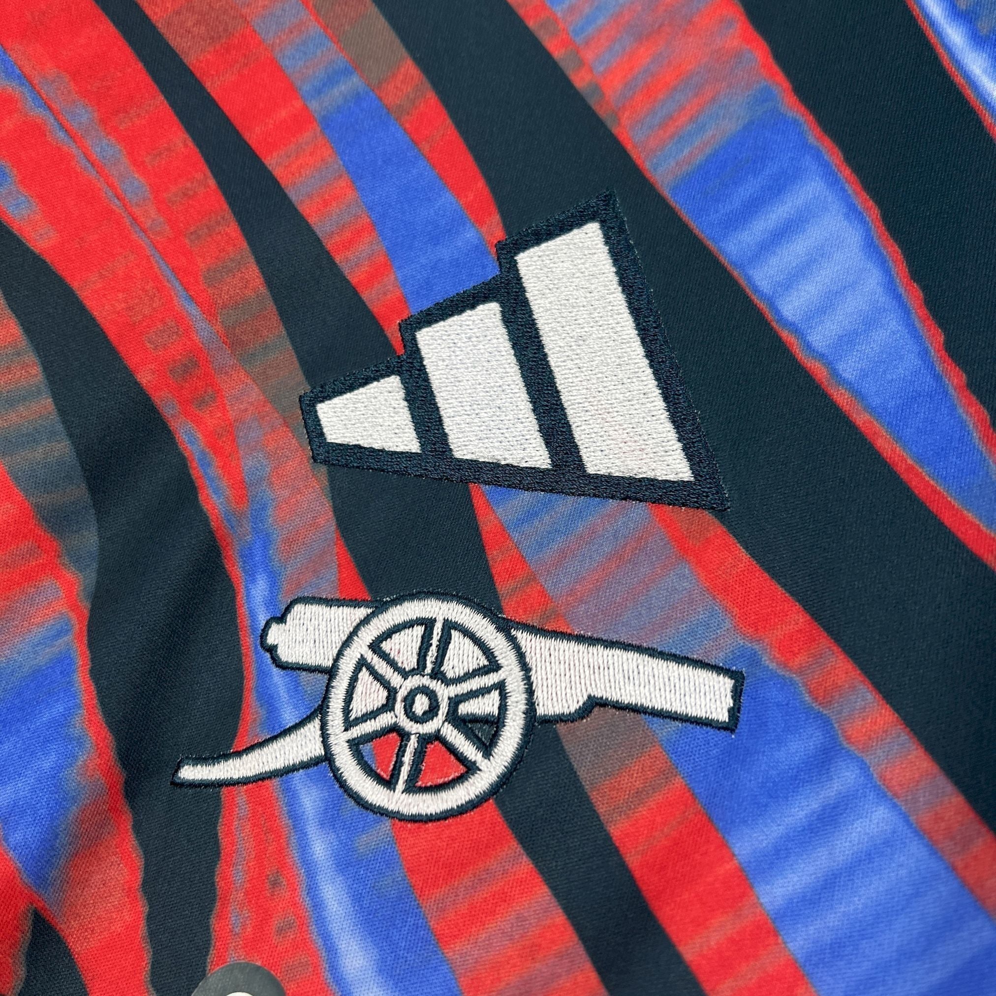 Maillot d'entraînement Arsenal 2026-27 Le 12-ème Maillot, bleu avec logo du club et détails de sport.