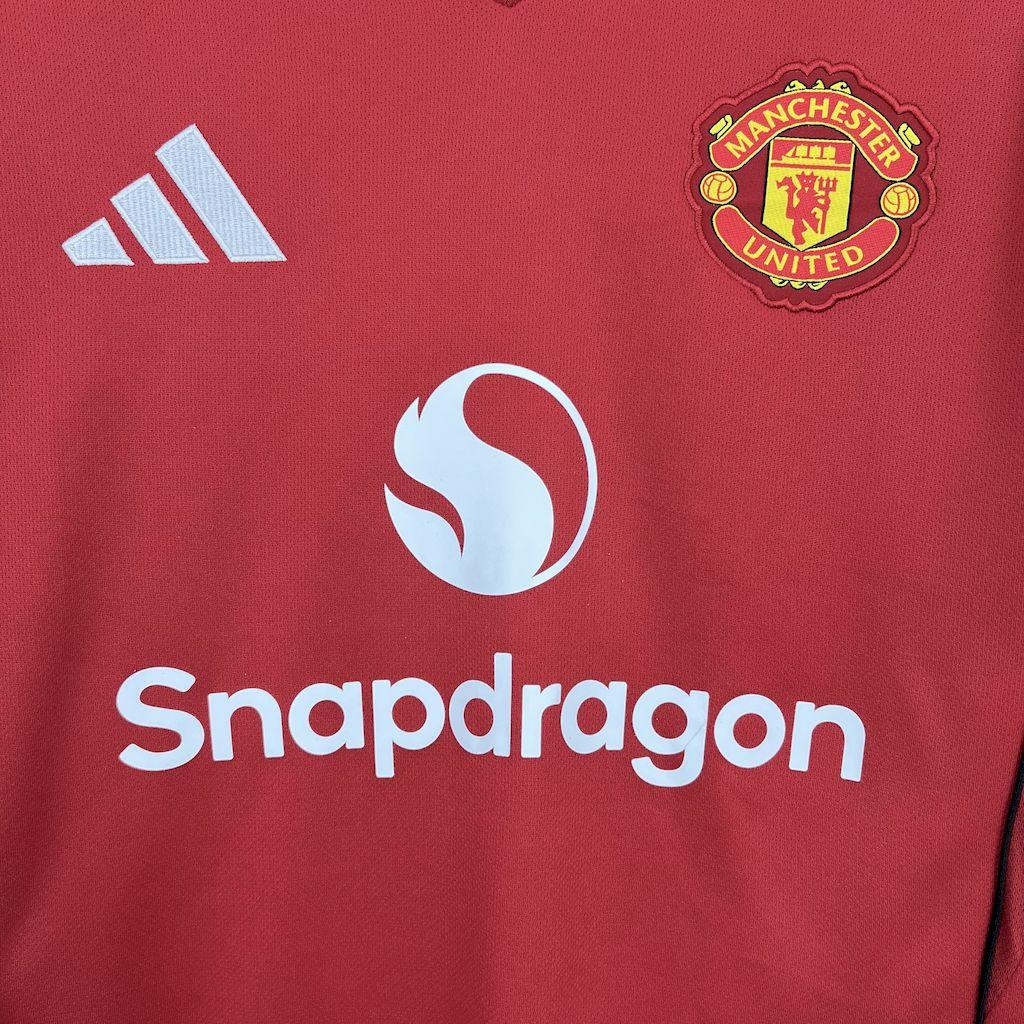 Maillot Manchester United 2025-26 de la marque Le 12 -ème Maillot, vue front avec logo et détails du design.