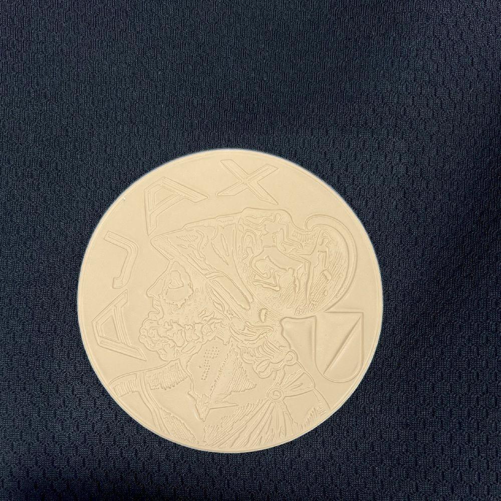 Maillot de football Ajax concept 2025-26 de la marque Le 12 -ème Maillot, design moderne et graphique, vue frontale.