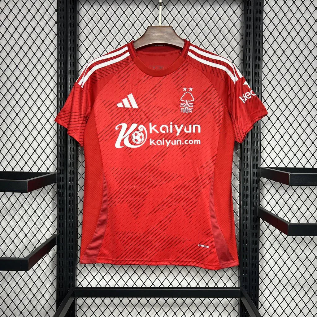 Maillot Nottingham Forest 2024-25 Le 12 -ème Maillot, maillot de football avec logo et détails du club Nottingham Forest.