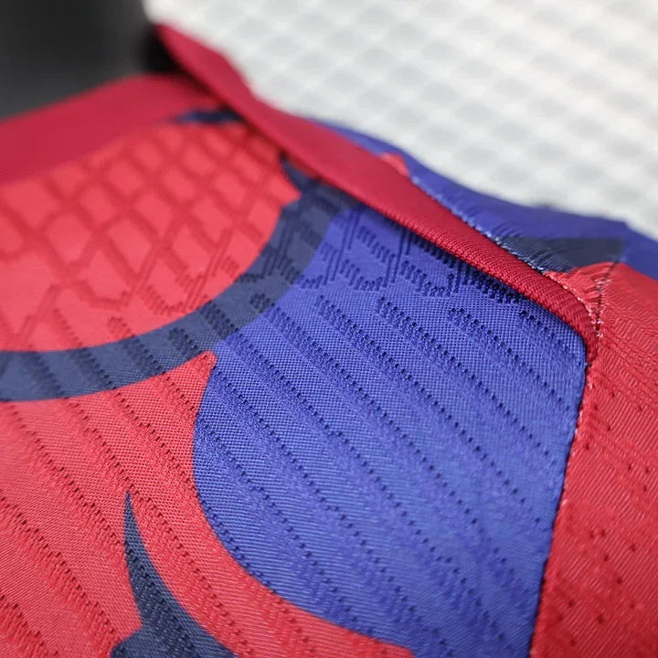 Maillot de football FC Barcelone 2024-2025 Pre-Match Le 12-ème Maillot, devant avec logo et détails bleus et grenats.