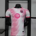 Maillot de football Barcelone 24/25 rose de Le 12 -ème Maillot, porté par un joueur, vue de face.