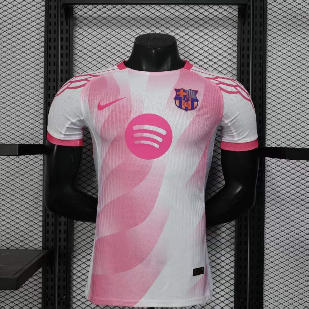 Maillot de football Barcelone 24/25 rose de Le 12 -ème Maillot, porté par un joueur, vue de face.