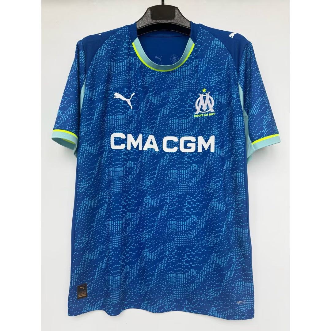 Maillot de football Marseille 25/26 troisième édition, Le 12 -ème Maillot, avec logo et couleurs officielles sur le devant.