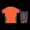 Ensemble Bayern de Le 12 -ème Maillot, maillot et shorts sportifs avec logo Bayern Munich, couleurs traditionnelles du club.