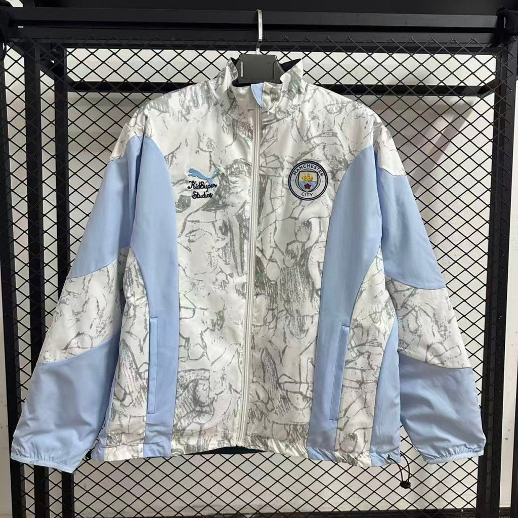 Veste coupe-vent réversible Manchester City Le 12 -ème Maillot, design bleu avec logo de l'équipe visible.