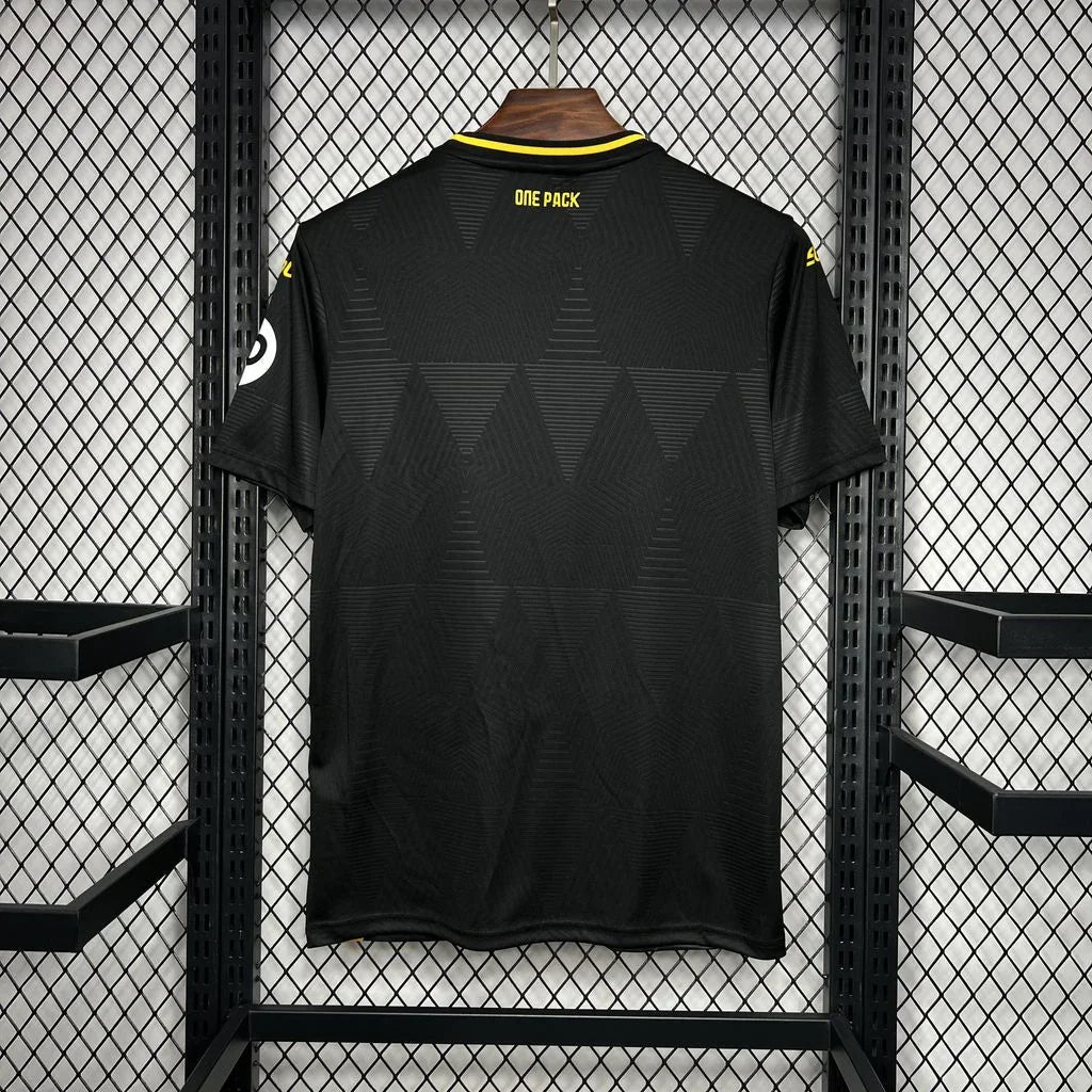 Maillot extérieur Wolves 2024-25 Le 12 -ème Maillot, maillot de football avec logo et détails de l'équipe, vue de face.