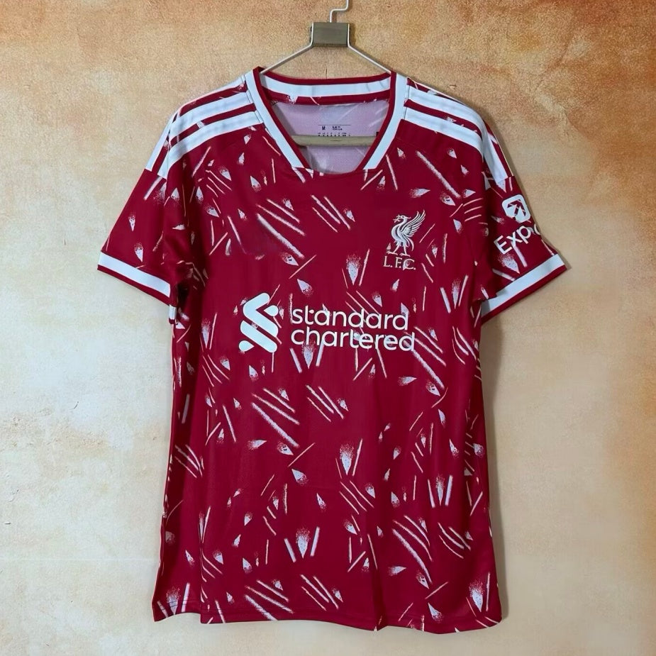 Maillot rouge Liverpool 25/26 Le 12 -ème Maillot, maillot de football avec logo et détails sportifs visibles.