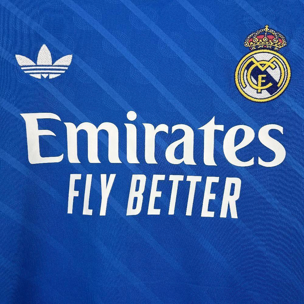 Maillot manches longues Real Madrid 2025-26 Le 12 -ème Maillot, maillot de football blanc avec logo et détails du club.