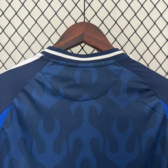 Maillot domicile du Japon 2024/2025, modèle de l'équipe nationale, avec logo et design bleu traditionnel, de la marque Le 12 -ème Maillot