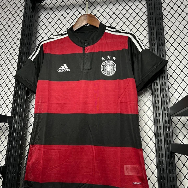 Maillot rétro Allemagne 2014 de la marque Le 12, maillot de football avec les couleurs traditionnelles allemandes.