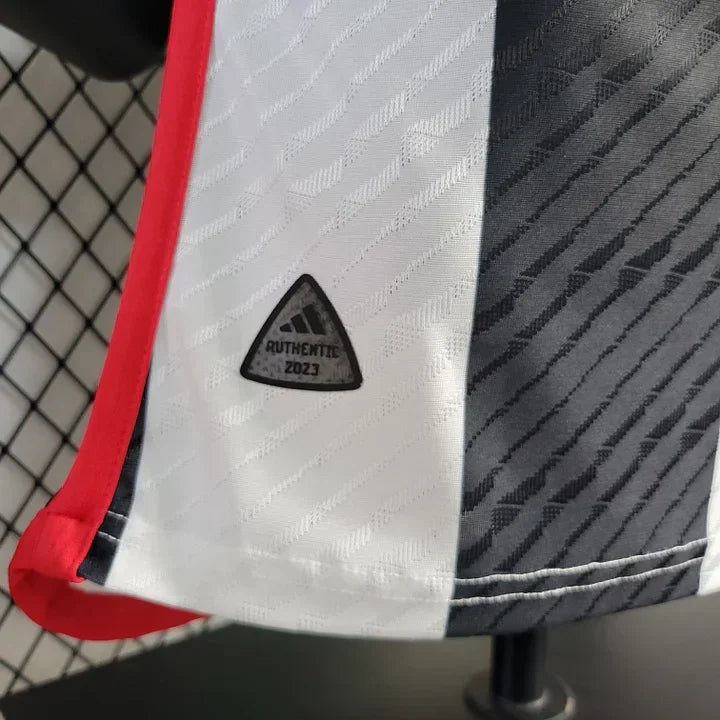 Maillot Manchester United 2023 2024 Le 12 -ème Maillot, maillot de football rouge avec logo et détails de l'équipe.