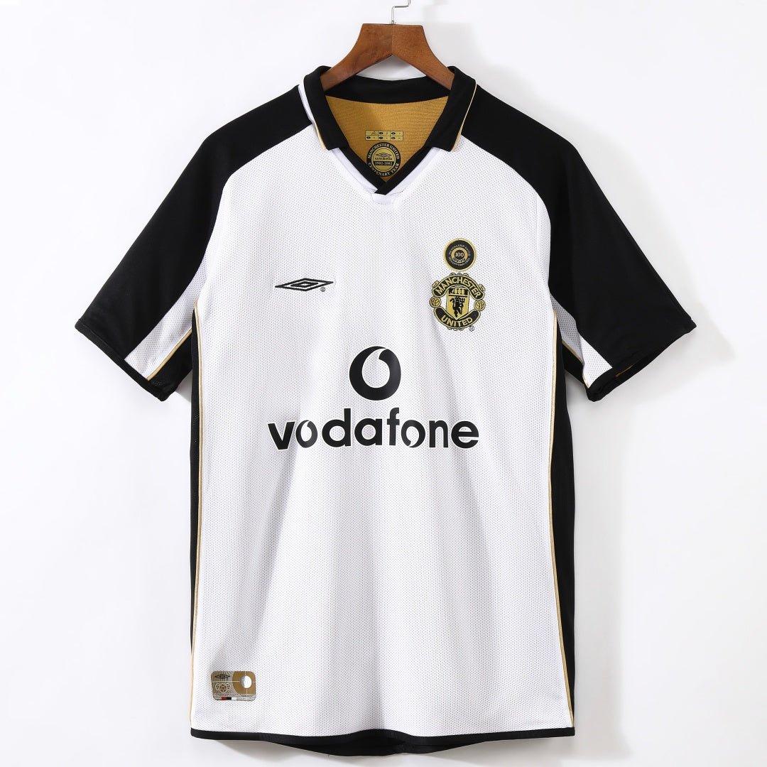 Maillot rétro Manchester United 2001-2002, modèle spécial Le 12-ème Maillot, vue front avec logo et détails du maillot.