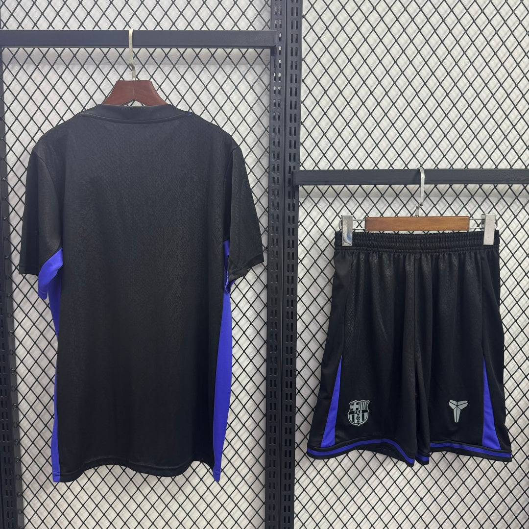Ensemble Barcelone 25/26 pour adulte, marque Le 12 -ème Maillot, comprenant maillot et short aux couleurs du club.