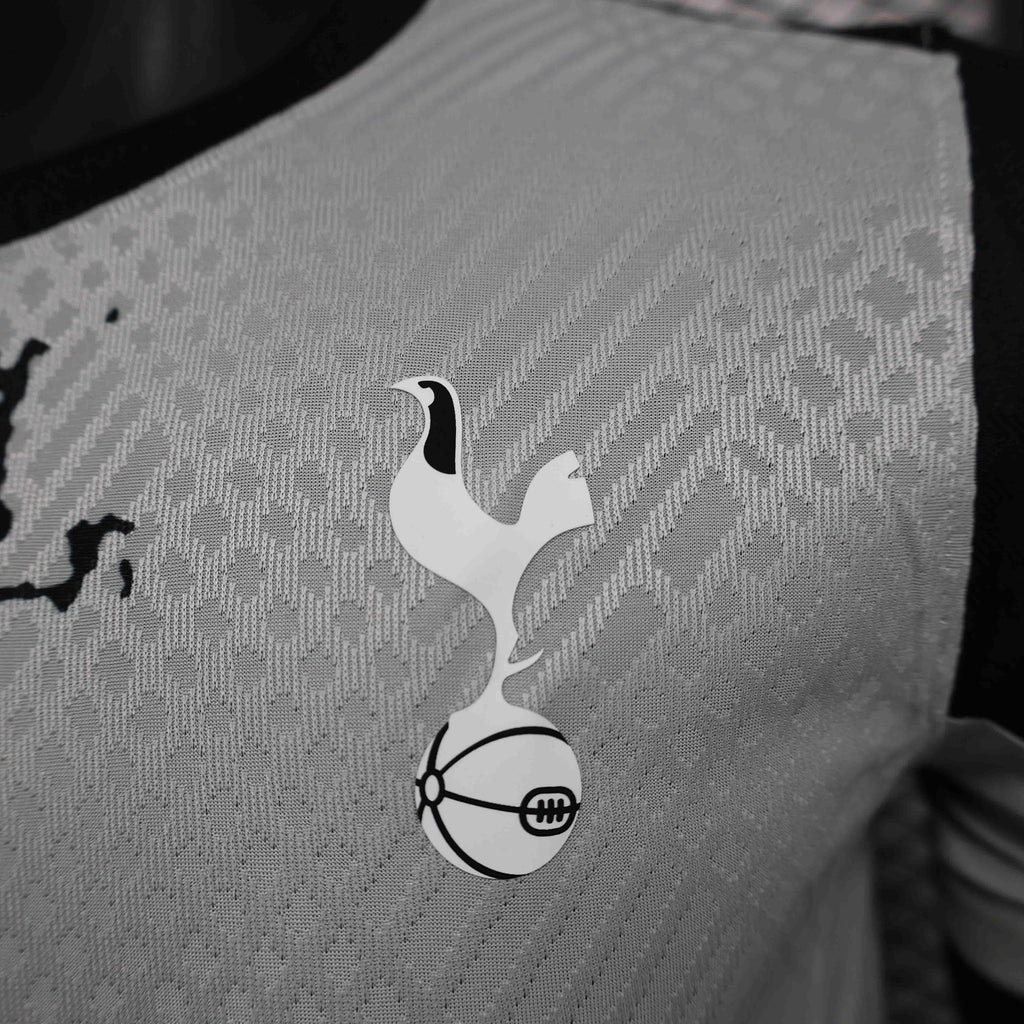 Maillot Tottenham Concept 2024-25 de Le 12 -ème Maillot, maillot de football avec logo et design moderne, vue de face.
