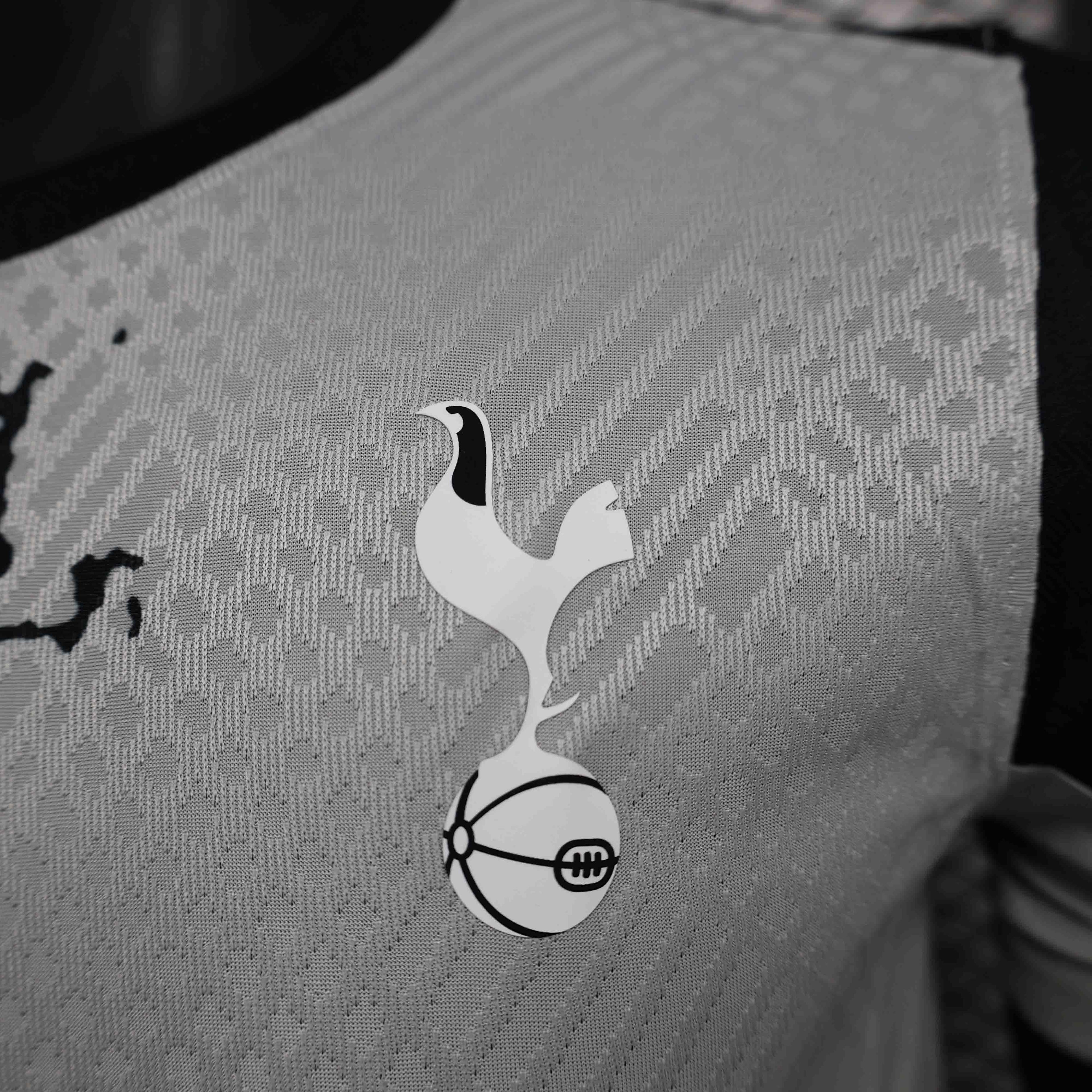 Maillot Tottenham Concept 2024-25 de Le 12 -ème Maillot, maillot de football avec logo et design moderne, vue de face.