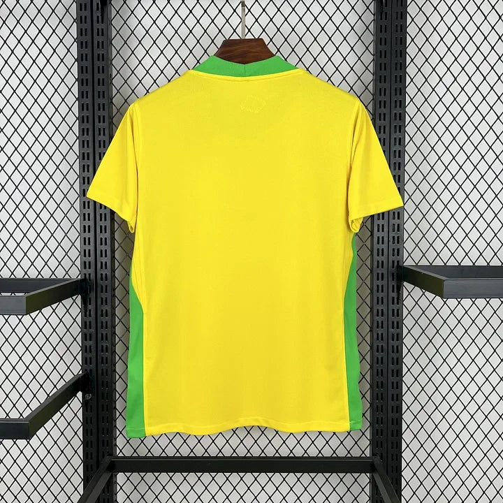 Maillot domicile de football Brésil 2025-2026, marque Le 12, détail du design et logo de l'équipe nationale sur le maillot.