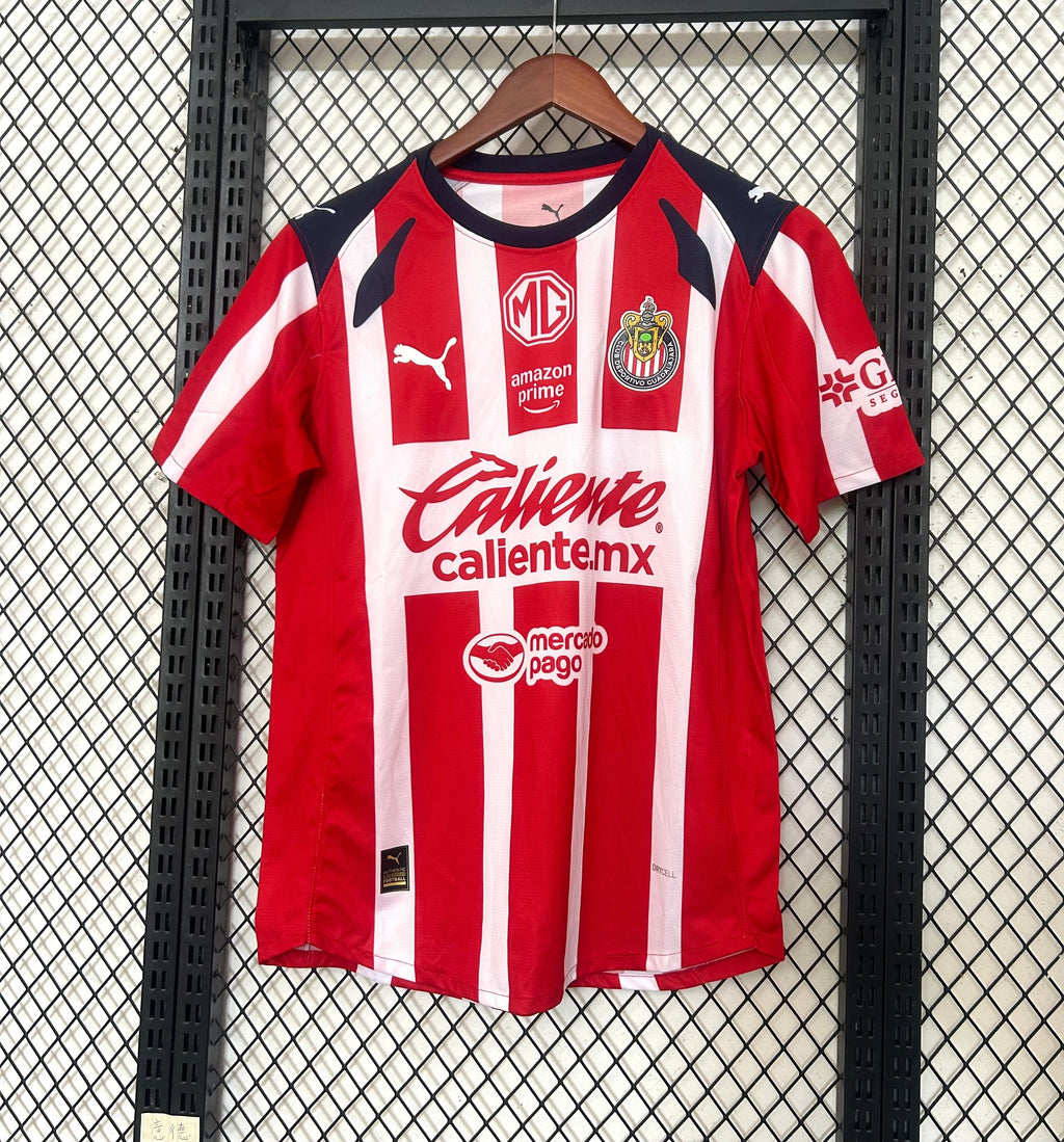 Maillot de football Le 12 -ème Maillot Guadalajara 25/26, maillot sportif avec logo et détails colorés, vue de face.