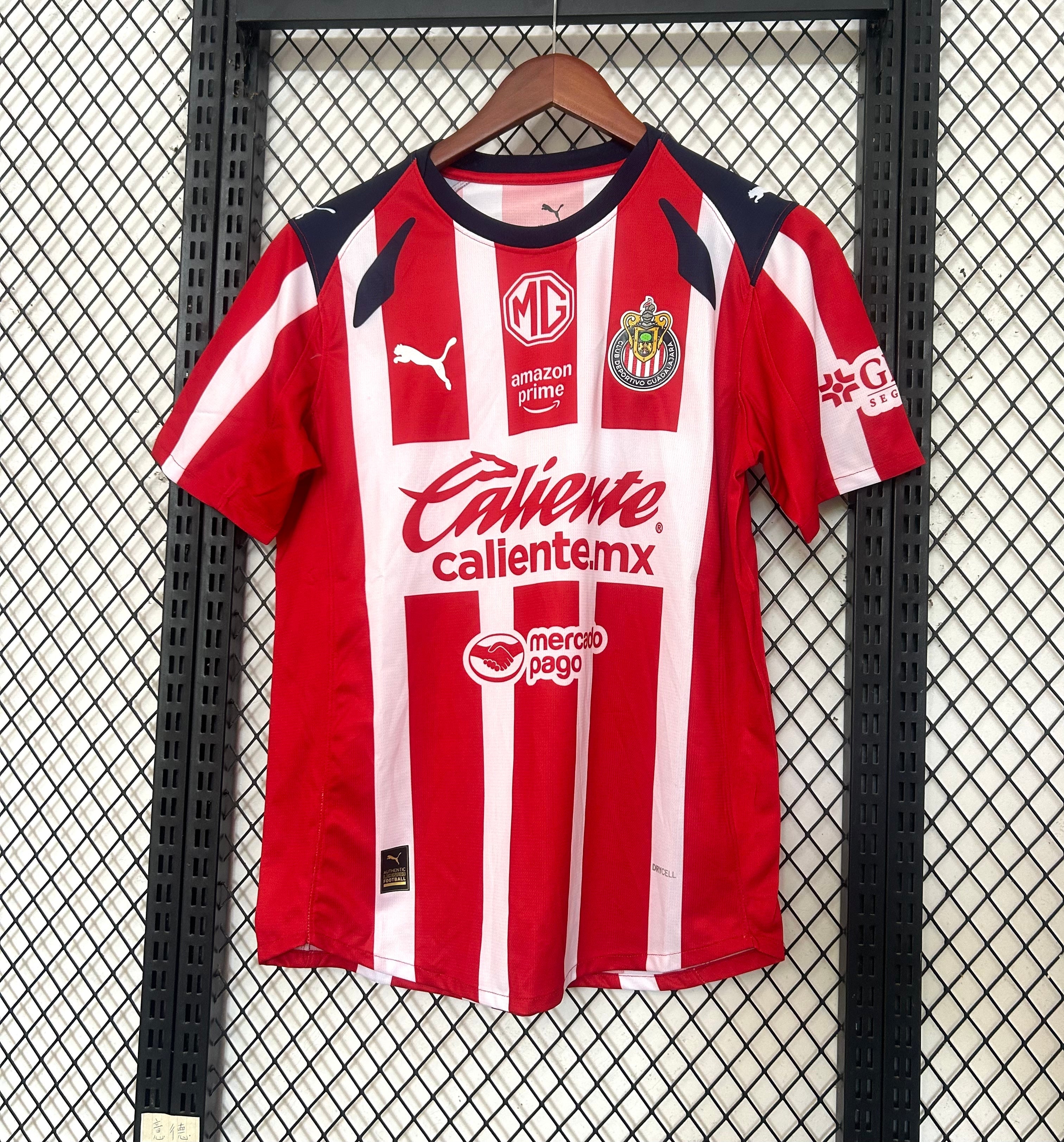Maillot de football Le 12 -ème Maillot Guadalajara 25/26, maillot sportif avec logo et détails colorés, vue de face.