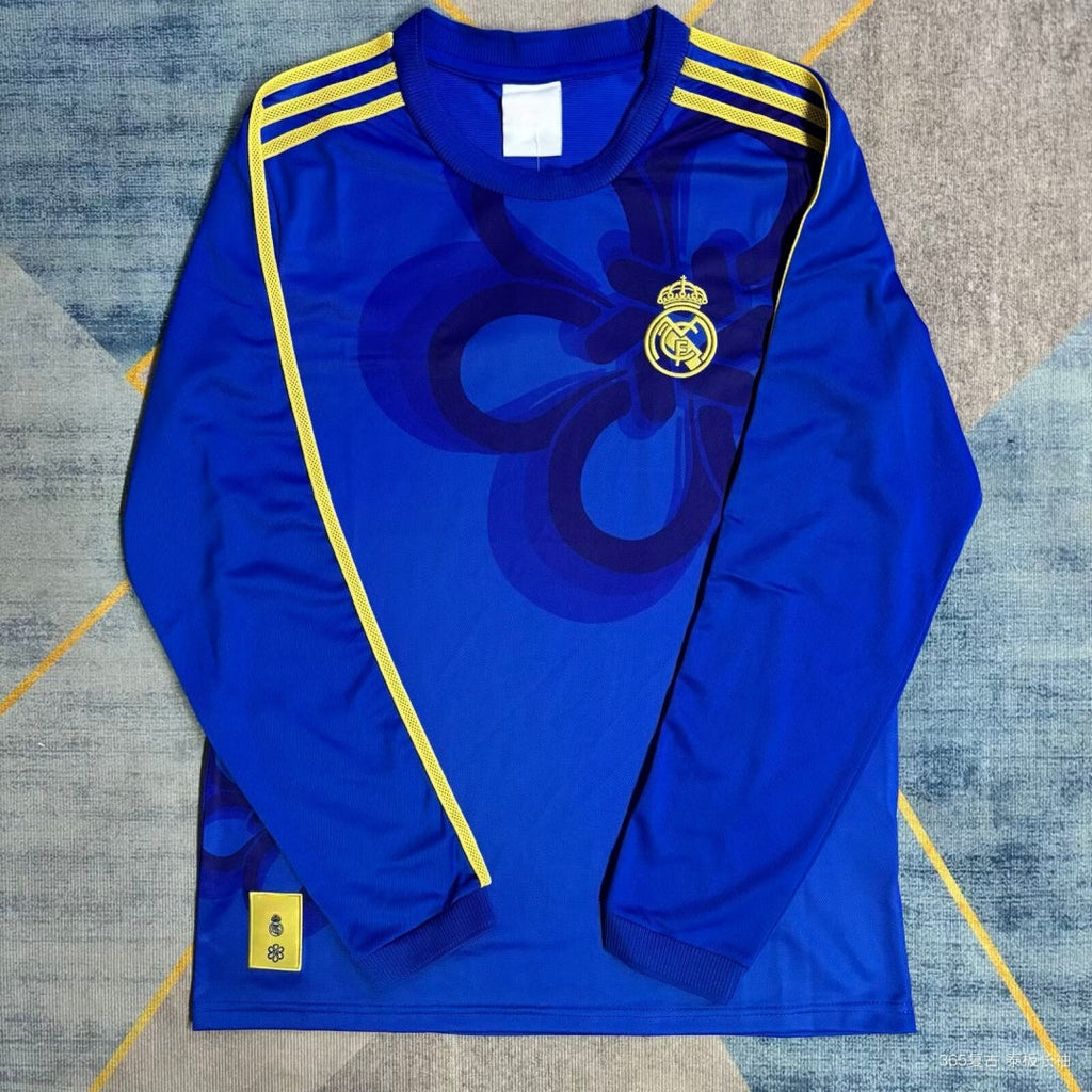 Maillot à manches longues Real Madrid 25/26, marque Le 12 -ème Maillot, affichant le logo du club et les détails du design.