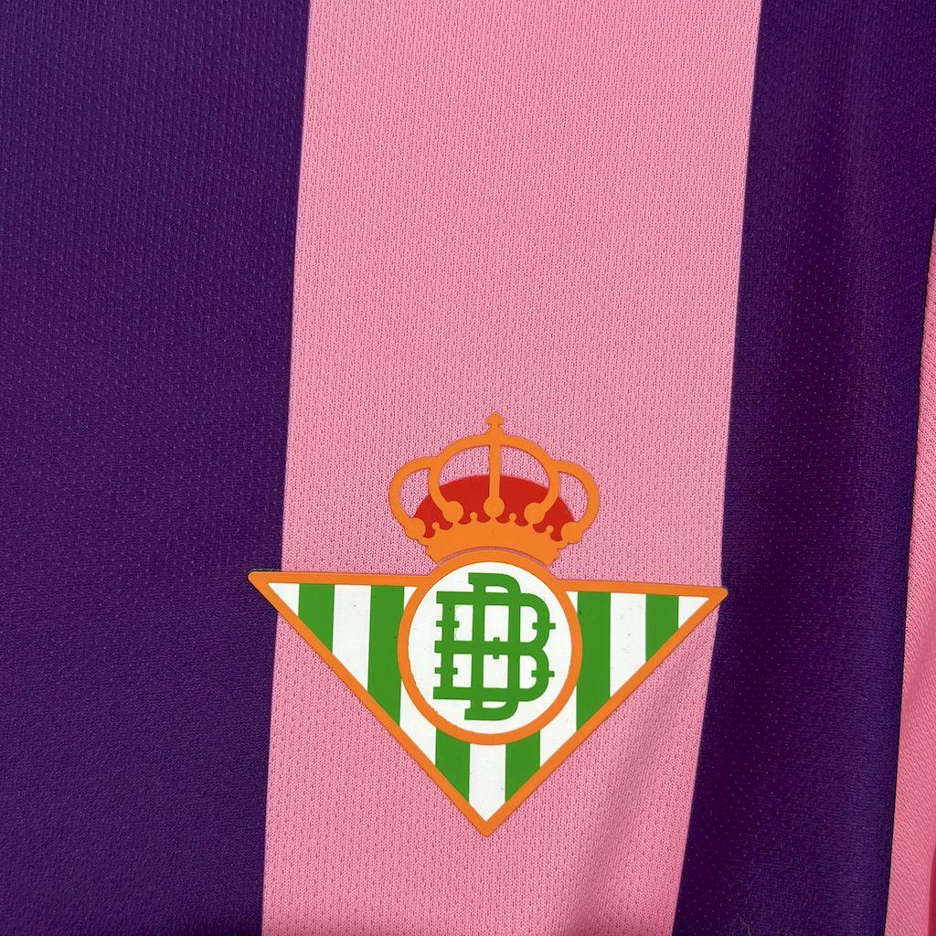 Maillot de football Betis concept 2024-25 de Le 12 -ème, maillot vert avec motifs modernes, vu de face.