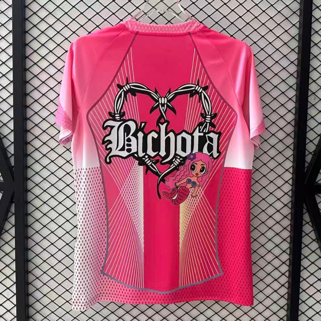 Maillot 25/26 FC Barcelone rose de la marque Le 12, vue de face avec logo et détails colorés sur le tissu.