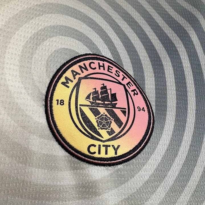 Maillot Manchester City foot 2024 2025 quatrième, marque Le 12 -ème Maillot, vue de face avec logo et design blanc et bleu