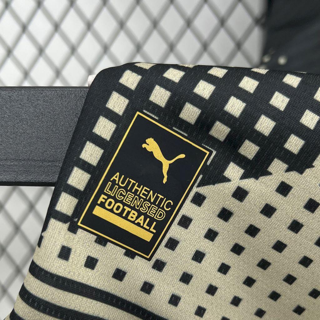 Maillot de football Manchester 25-26 ans, marque Le 12 -ème Maillot, en tissu bleu avec logo et détails officiels.