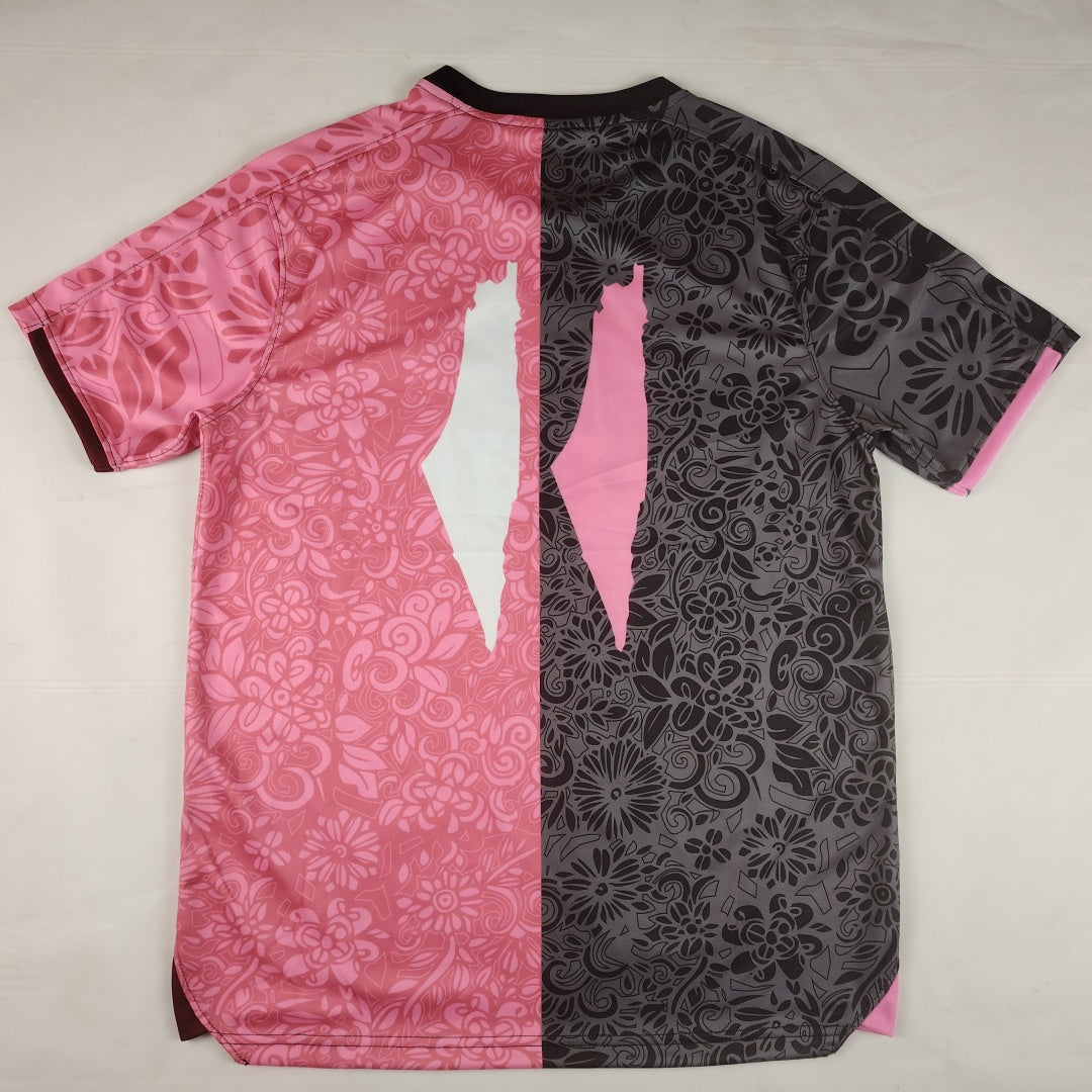Maillot FC Filastin 25/26 rose, marque Le 12 -ème Maillot, tissu sportif avec logo et détails en rose vif.