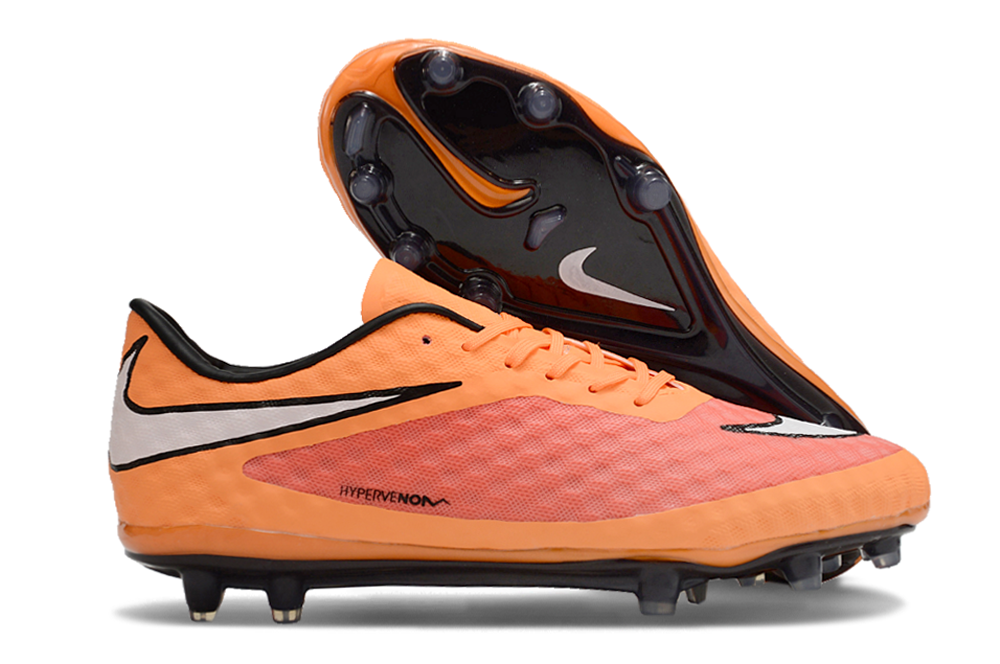 Crampons Hypervenom élite de Le 12 -ème Maillot, vue en gros plan, avec pointes métalliques pour football.