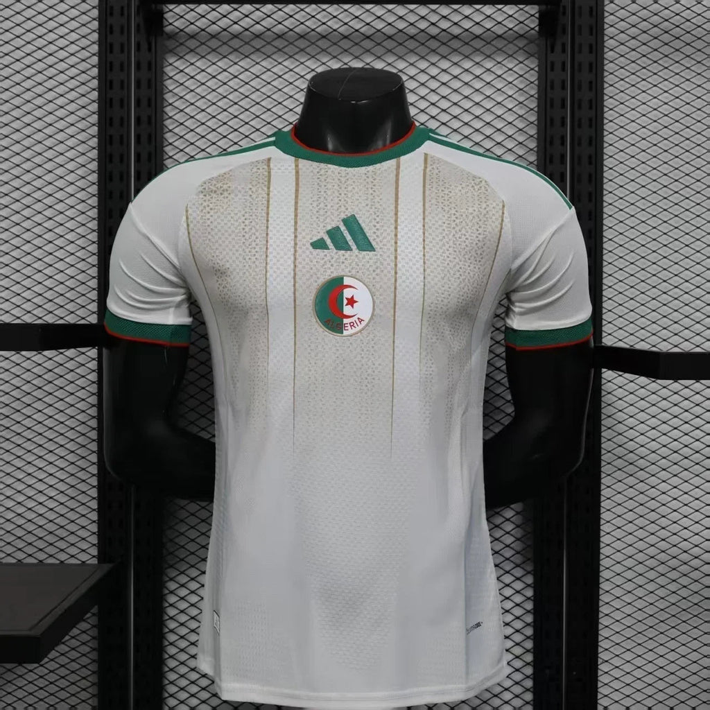 Maillot Algérie Coupe du Monde 2026 Le 12 -ème Maillot, bleu avec logo national, porté par un supporter.