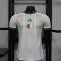 Maillot Algérie Coupe du Monde 2026 Le 12 -ème Maillot, bleu avec logo national, porté par un supporter.
