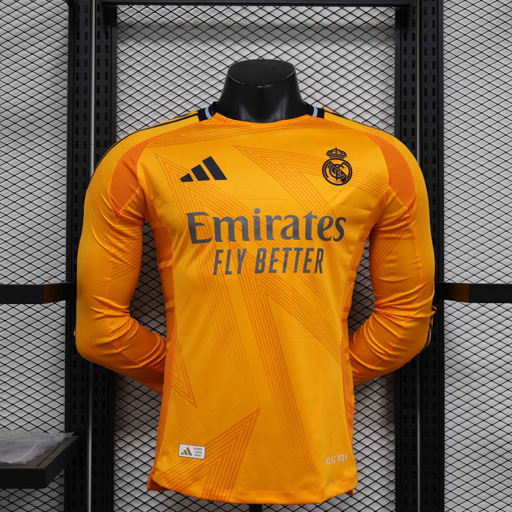 Maillot à manches longues Real Madrid 2024-2025, marque Le 12-ème Maillot, vue de face avec logo et détails du maillot.