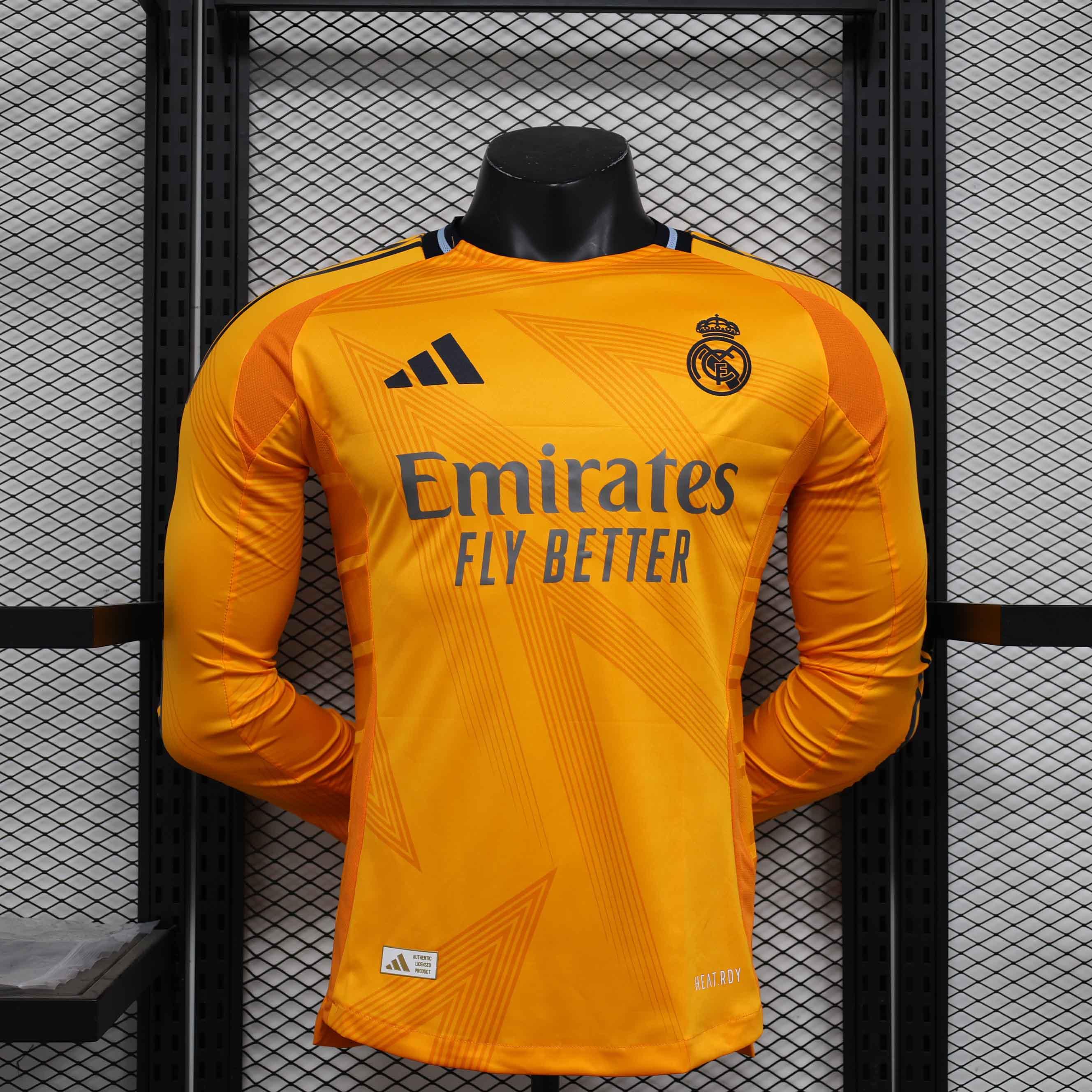 Maillot à manches longues Real Madrid 2024-2025, marque Le 12-ème Maillot, vue de face avec logo et détails du maillot.