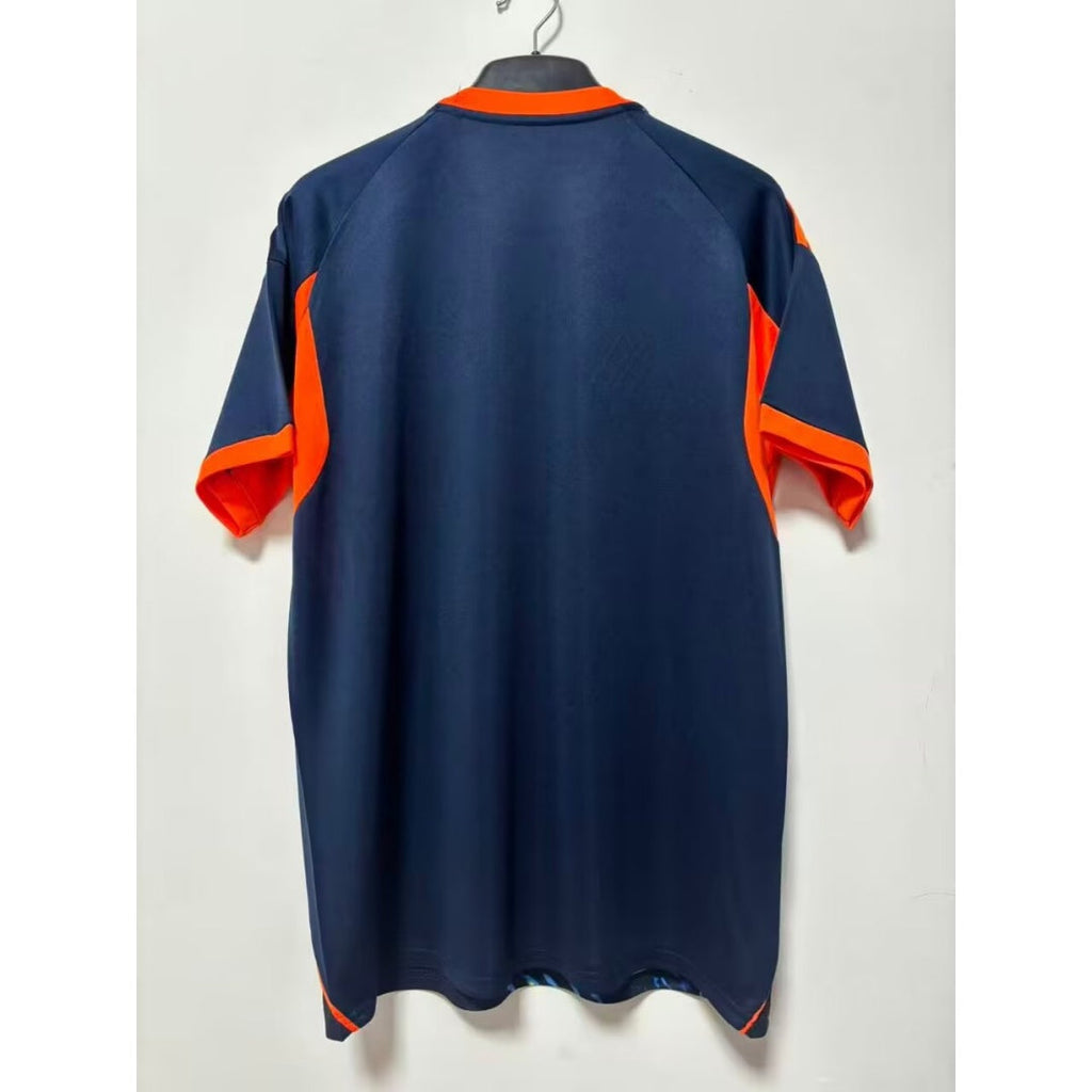 Maillot AJAX 25/26 de la marque Le 12-ème Maillot, motif peinture à l'huile, couleurs vives, vue de face.