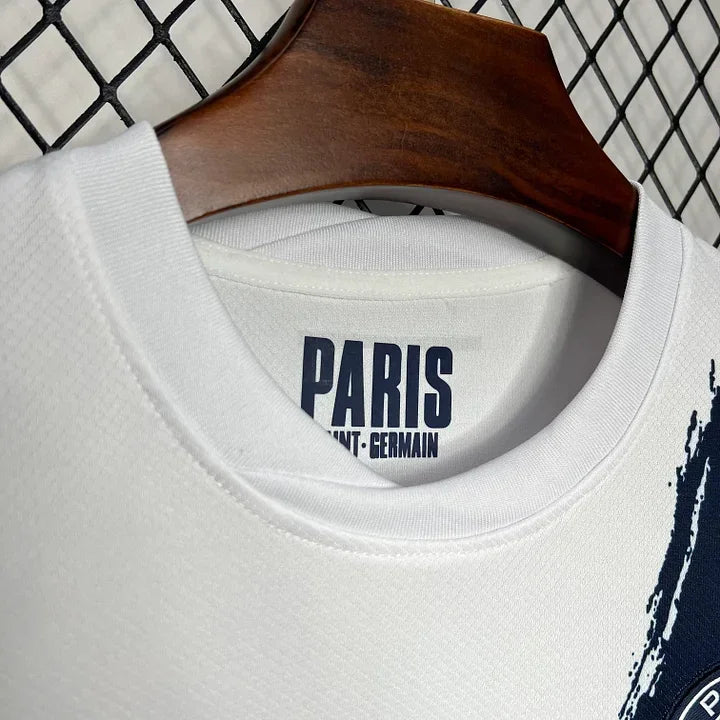 Maillot Paris Saint Germain saison 2023-2024 édition spéciale, équipe de football Le 12 -ème Maillot, devant avec logo et détails.