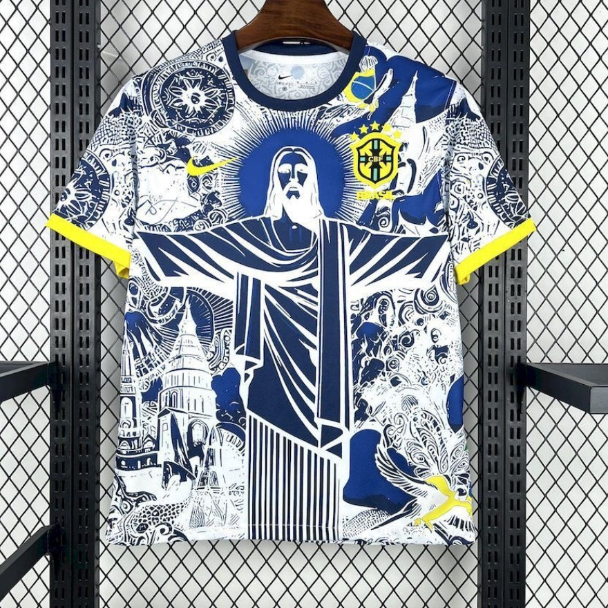 Maillot de football Brésil 25/26 ans, marque Le 12, avec logo et design spécial, porté par un mannequin.