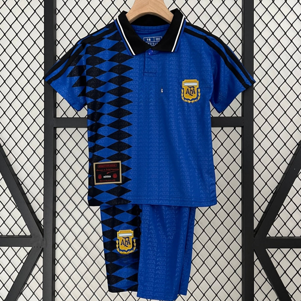 Ensemble enfant Argentine domicile 2005-2006 Le 12 Maillot, maillot rétro avec logo et détails colorés sur le maillot.