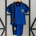 Ensemble enfant Argentine domicile 2005-2006 Le 12 Maillot, maillot rétro avec logo et détails colorés sur le maillot.