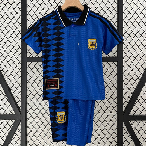 Ensemble enfant Argentine domicile 2005-2006 Le 12 Maillot, maillot rétro avec logo et détails colorés sur le maillot.