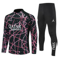 Ensemble de football PSG Spécial rose Le 12 -ème Maillot pour enfants, maillot rose avec logo et détails du club.