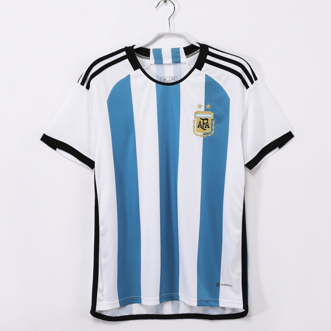 Maillot Argentine domicile rétro 2022 de Le 12, jersey de football avec les couleurs bleues et blanches, détails du logo sur le devant.