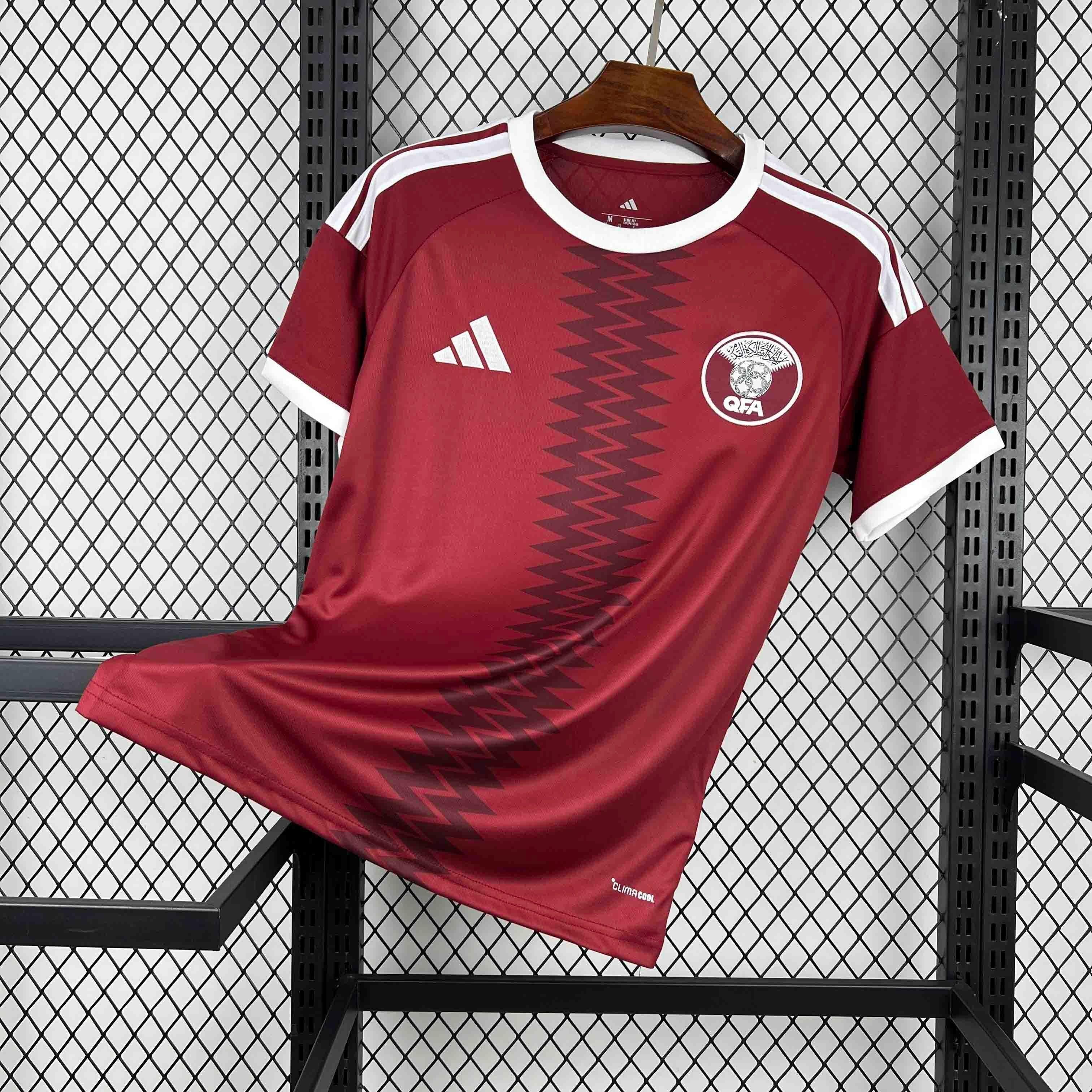 Maillot Qatar Coupe du Monde 2026 Le 12 -ème Maillot, maillot de football avec logo officiel, bleu avec détails blancs