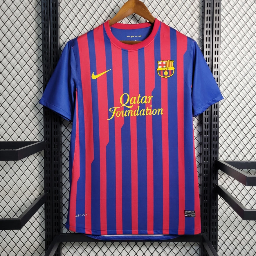 Maillot 11/12 Barcelone Retro de Le 12 -ème Maillot, maillot de football bleu avec logo du club et détails vintage.