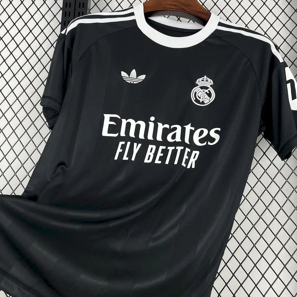 Maillot d'entraînement Real Madrid 2025-26, marque Le 12 -ème Maillot, vue de face avec logo et détails du tissu sportif