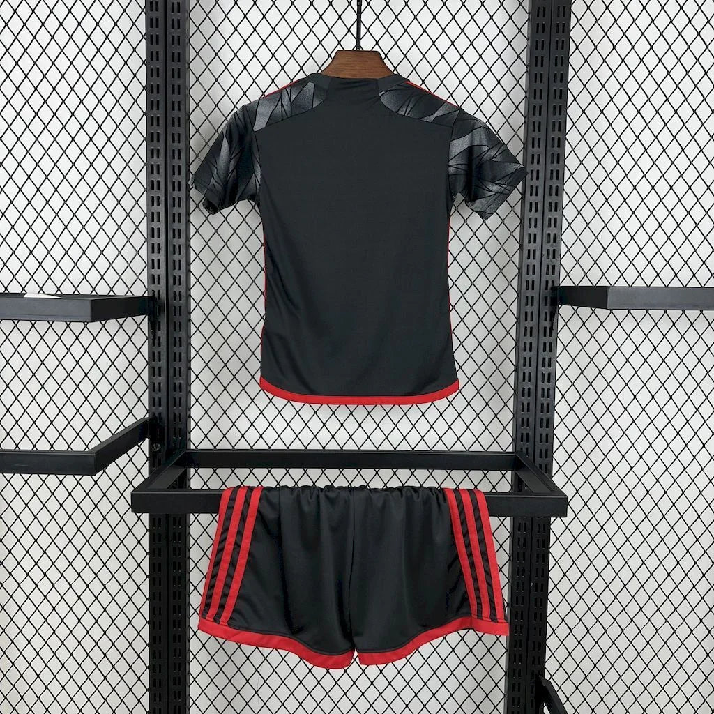 Maillot enfant Flamengo 2024-25, kit sportif de football de la marque Le 12, avec logo et couleurs rouges et noires.