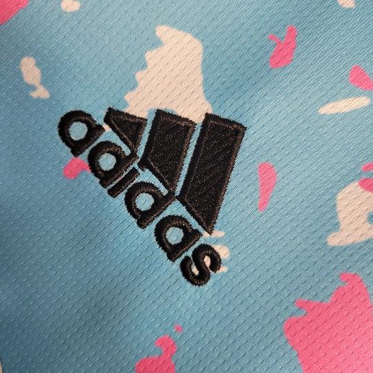 Maillot spécial de la saison 2023-2024 de l'Inter Miami, marque Le 12, avec design unique et détails en bleu et rose.